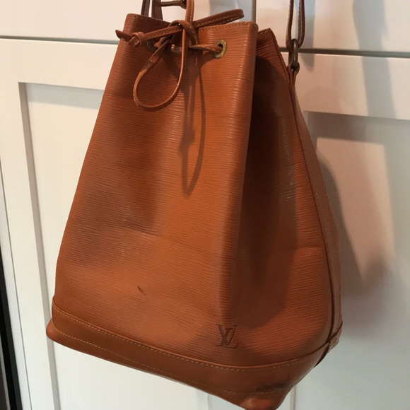 Louis Vuitton bucked handbag. - Picture 3 of 8